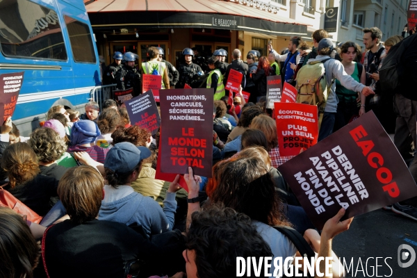 Tentative de blocage par des militants pour le climat de l’AG de TotalEnergies