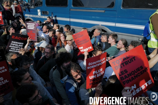 Tentative de blocage par des militants pour le climat de l’AG de TotalEnergies