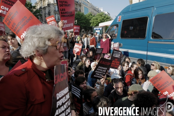 Tentative de blocage par des militants pour le climat de l’AG de TotalEnergies