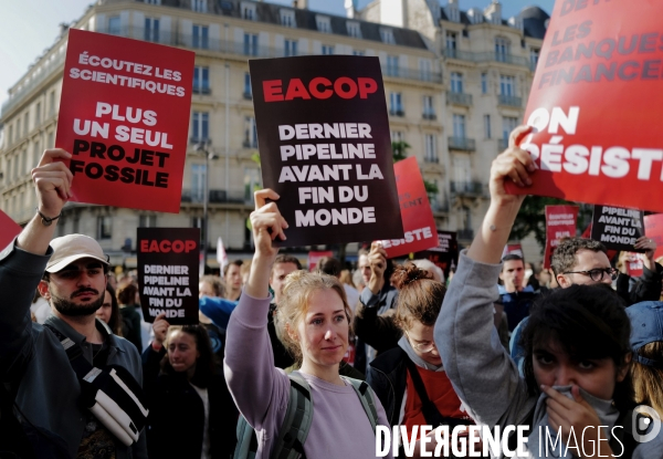 Tentative de blocage par des militants pour le climat de l’AG de TotalEnergies