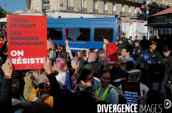 Tentative de blocage par des militants pour le climat de l’AG de TotalEnergies