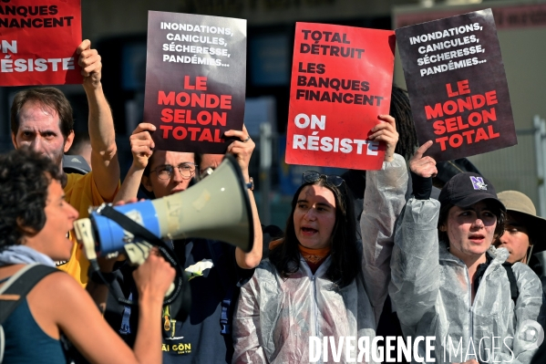 Tentative de blocage par des militants pour le climat de l’AG de TotalEnergies