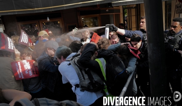 Tentative de blocage par des militants pour le climat de l’AG de TotalEnergies