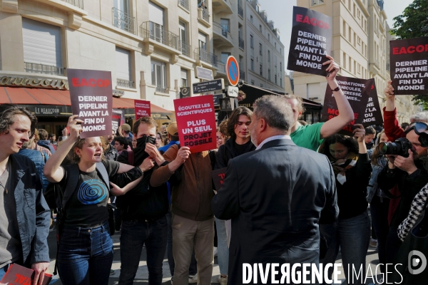 Tentative de blocage par des militants pour le climat de l’AG de TotalEnergies