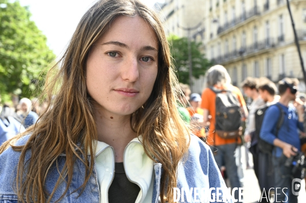 Action blocage de l assemblée générale de TotalEnergies 2023 par des militants écologistes. Sauver le climat !