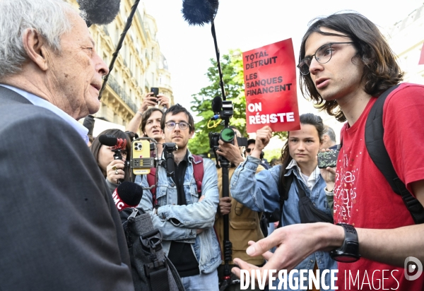 Action blocage de l assemblée générale de TotalEnergies 2023 par des militants écologistes. Sauver le climat !