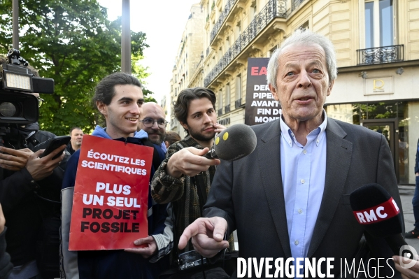 Action blocage de l assemblée générale de TotalEnergies 2023 par des militants écologistes. Sauver le climat !