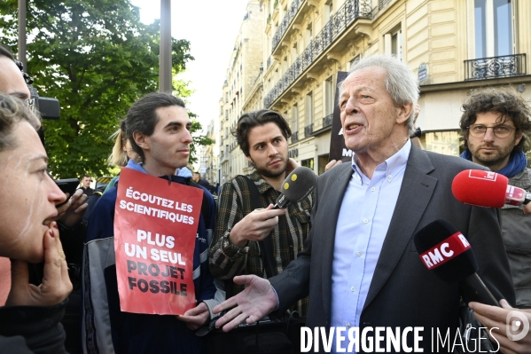 Action blocage de l assemblée générale de TotalEnergies 2023 par des militants écologistes. Sauver le climat !