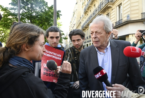 Action blocage de l assemblée générale de TotalEnergies 2023 par des militants écologistes. Sauver le climat !