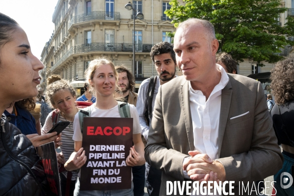 Action blocage de l assemblée générale de TotalEnergies 2023 par des militants écologistes. Sauver le climat !