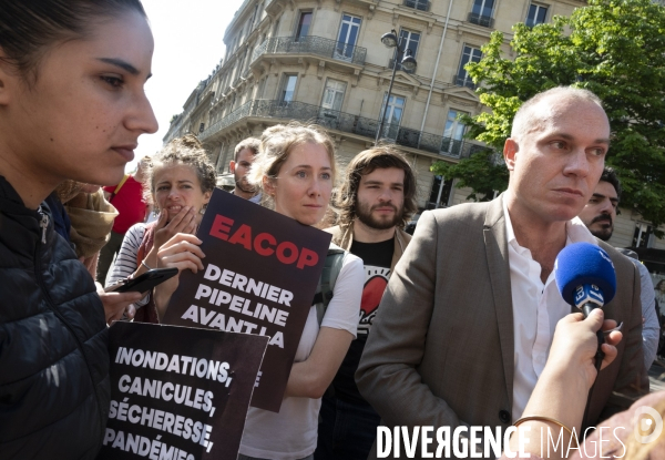 Action blocage de l assemblée générale de TotalEnergies 2023 par des militants écologistes. Sauver le climat !