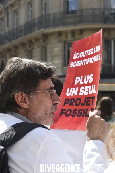 Action blocage de l assemblée générale de TotalEnergies 2023 par des militants écologistes. Sauver le climat !