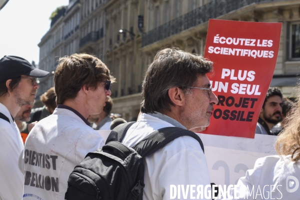 Action blocage de l assemblée générale de TotalEnergies 2023 par des militants écologistes. Sauver le climat !