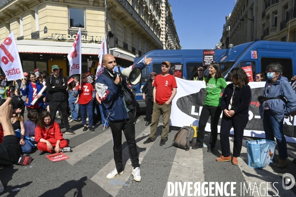 Action blocage de l assemblée générale de TotalEnergies 2023 par des militants écologistes. Sauver le climat !