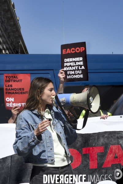 Action blocage de l assemblée générale de TotalEnergies 2023 par des militants écologistes. Sauver le climat !