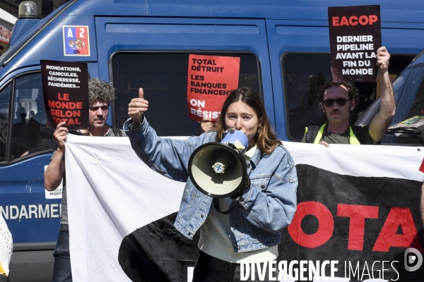 Action blocage de l assemblée générale de TotalEnergies 2023 par des militants écologistes. Sauver le climat !