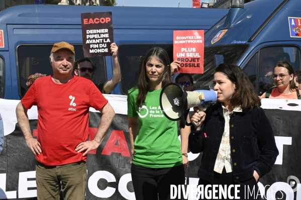 Action blocage de l assemblée générale de TotalEnergies 2023 par des militants écologistes. Sauver le climat !