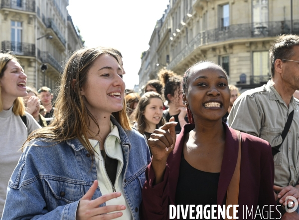 Action blocage de l assemblée générale de TotalEnergies 2023 par des militants écologistes. Sauver le climat !