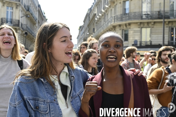 Action blocage de l assemblée générale de TotalEnergies 2023 par des militants écologistes. Sauver le climat !