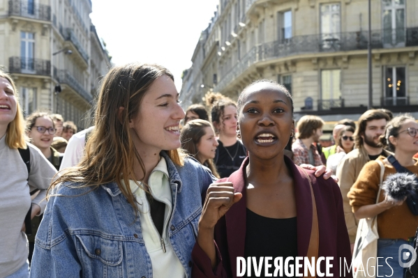 Action blocage de l assemblée générale de TotalEnergies 2023 par des militants écologistes. Sauver le climat !