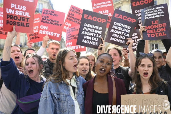 Action blocage de l assemblée générale de TotalEnergies 2023 par des militants écologistes. Sauver le climat !