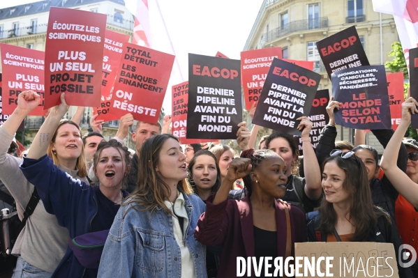 Action blocage de l assemblée générale de TotalEnergies 2023 par des militants écologistes. Sauver le climat !