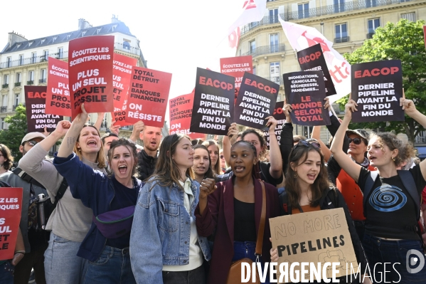 Action blocage de l assemblée générale de TotalEnergies 2023 par des militants écologistes. Sauver le climat !