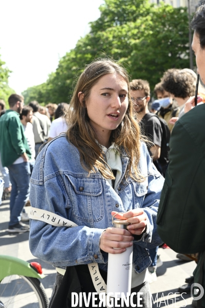 Action blocage de l assemblée générale de TotalEnergies 2023 par des militants écologistes. Sauver le climat !