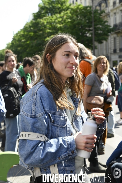 Action blocage de l assemblée générale de TotalEnergies 2023 par des militants écologistes. Sauver le climat !