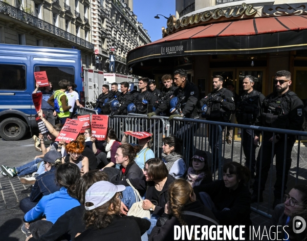 Action blocage de l assemblée générale de TotalEnergies 2023 par des militants écologistes. Sauver le climat !