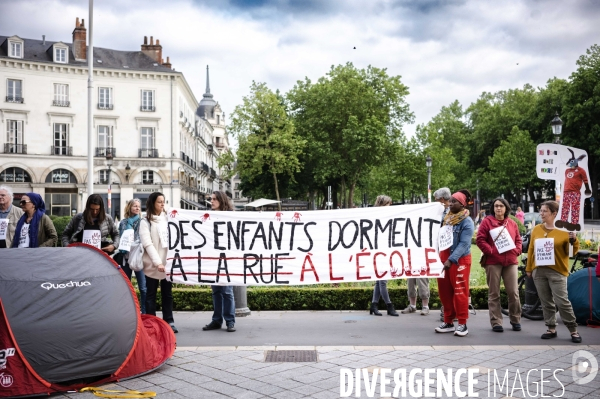 Intrusion du collectif  Pas d enfant à la rue  au Conseil Municiapal de Tours le 24 mai 2023 suite à l occupation de l école Michelet.