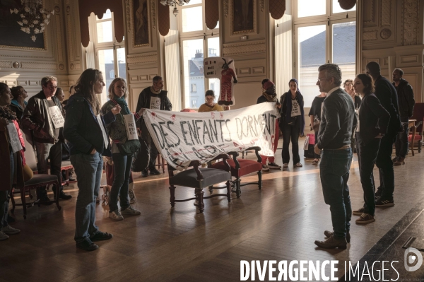 Intrusion du collectif  Pas d enfant à la rue  au Conseil Municiapal de Tours le 24 mai 2023 suite à l occupation de l école Michelet.