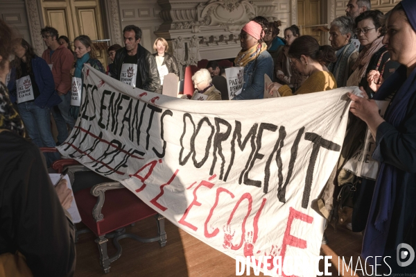 Intrusion du collectif  Pas d enfant à la rue  au Conseil Municiapal de Tours le 24 mai 2023 suite à l occupation de l école Michelet.