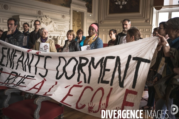 Intrusion du collectif  Pas d enfant à la rue  au Conseil Municiapal de Tours le 24 mai 2023 suite à l occupation de l école Michelet.
