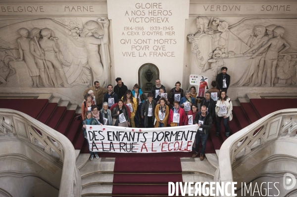 Intrusion du collectif  Pas d enfant à la rue  au Conseil Municiapal de Tours le 24 mai 2023 suite à l occupation de l école Michelet.