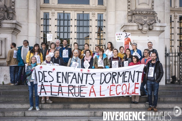 Intrusion du collectif  Pas d enfant à la rue  au Conseil Municiapal de Tours le 24 mai 2023 suite à l occupation de l école Michelet.