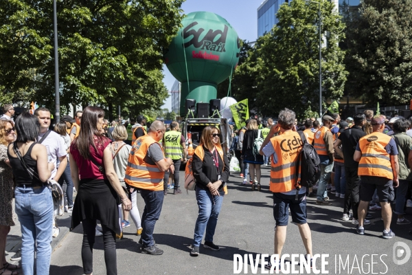 Rassemblement de syndicats SNCF pour une hausse des salaires