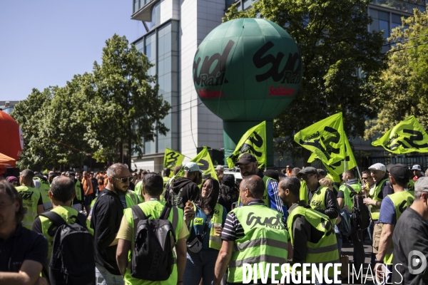 Rassemblement de syndicats SNCF pour une hausse des salaires