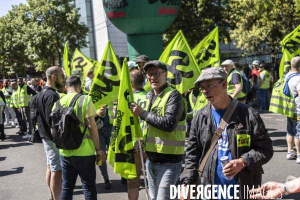 Rassemblement de syndicats SNCF pour une hausse des salaires