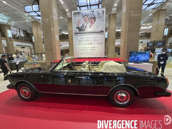 Rolls royce du mariage de l empereur naruhito exposee chez takashimaya de tokyo