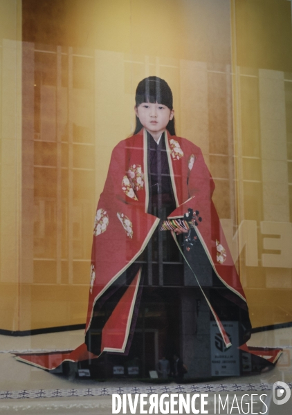 Rolls royce du mariage de l empereur naruhito exposee chez takashimaya de tokyo