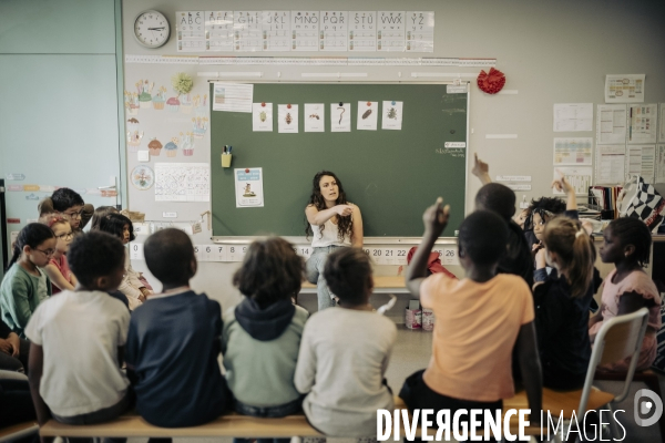 « Faire classe dehors » avec une classe de CP.