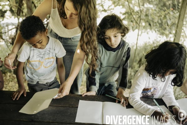 « Faire classe dehors » avec une classe de CP.