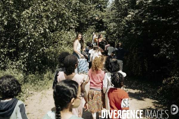 « Faire classe dehors » avec une classe de CP.