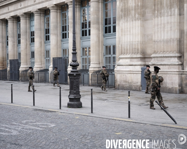 Gare du Nord, patrouille de militaire sur le parvis