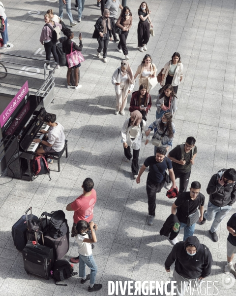 Gare du Nord, piano à disposition des usagers.