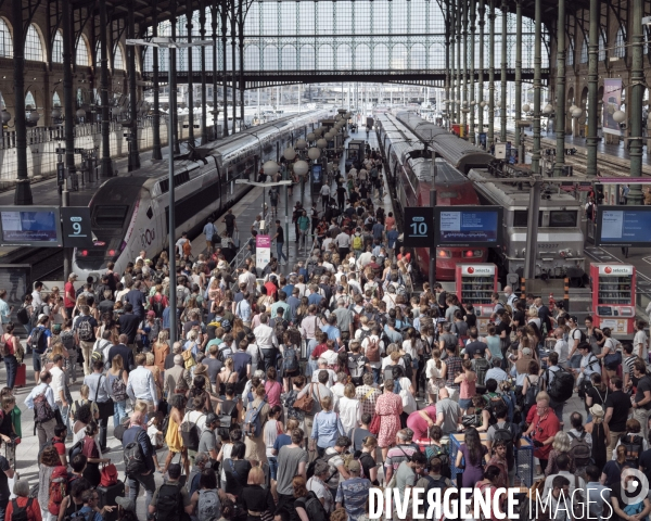 Gare du Nord, halle des grandes lignes, voyageurs accédant au TGV pour Lille et auThalys pour Bruxelles.