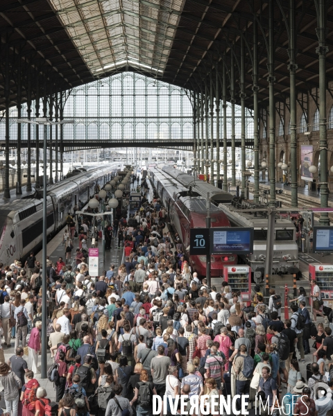 Gare du Nord, halle des grandes lignes, voyageurs accédant au TGV pour Lille et auThalys pour Bruxelles.