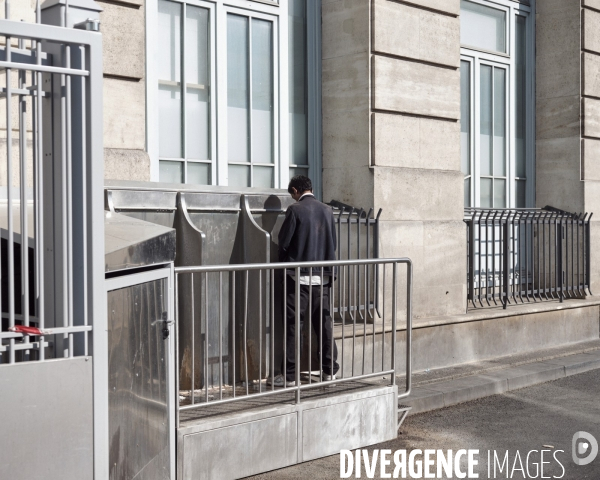 Gare du Nord, le seul urinoir (pour hommes) gratuit de la gare.