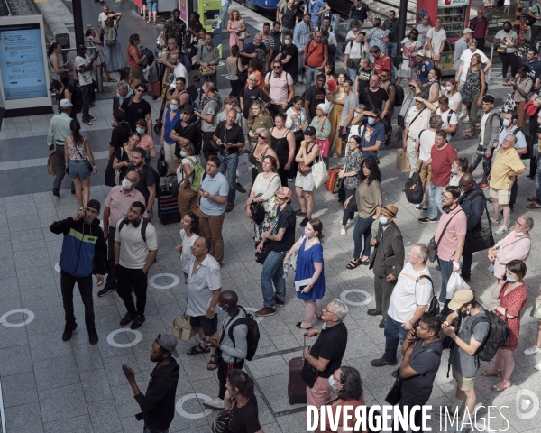 Gare du Nord,  hall central, voyageurs scrutant les crans dÕinformations ferroviaires.